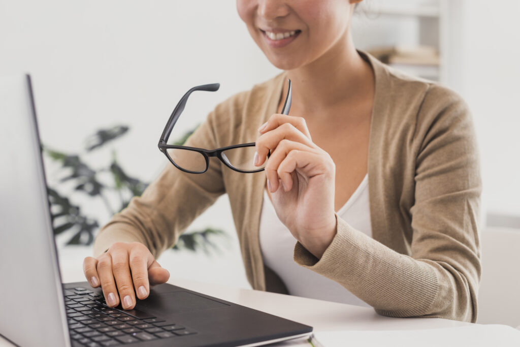 Persona utilizando gafas progresivas correctamente mientras lee en casa