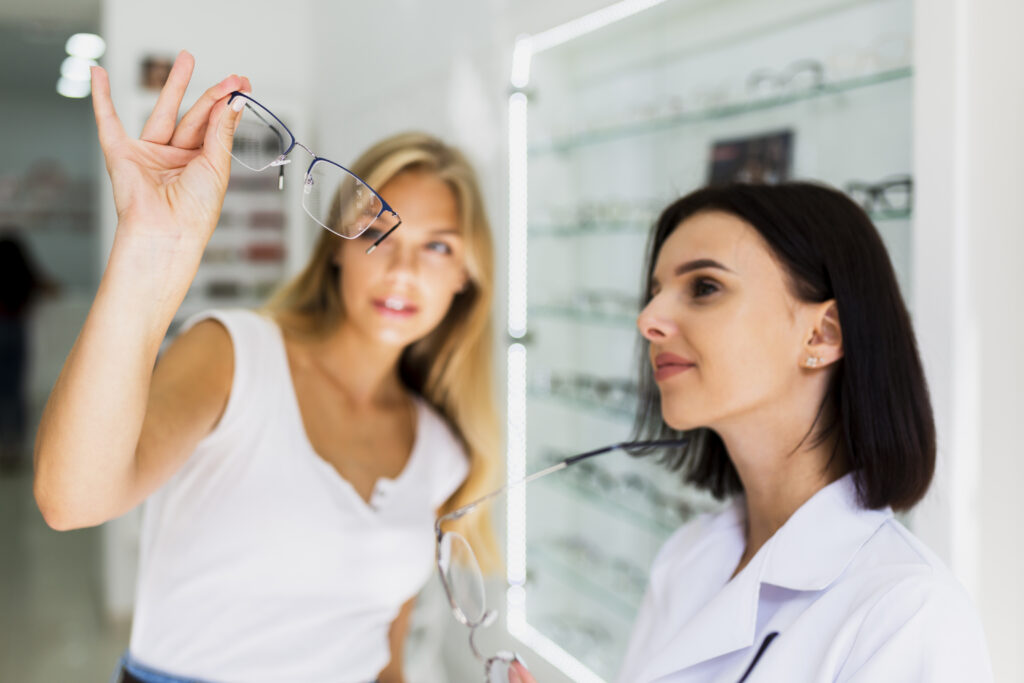 Optometrista ajustando unas gafas progresivas para mejorar la adaptación visual